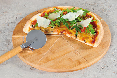 Pizza-Teller mit Pizza-Schneider - Bambus Kesper Stimmungsbild